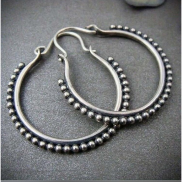 Exquisite Mini Circle Shaped Earrings - Picture 3 of 8